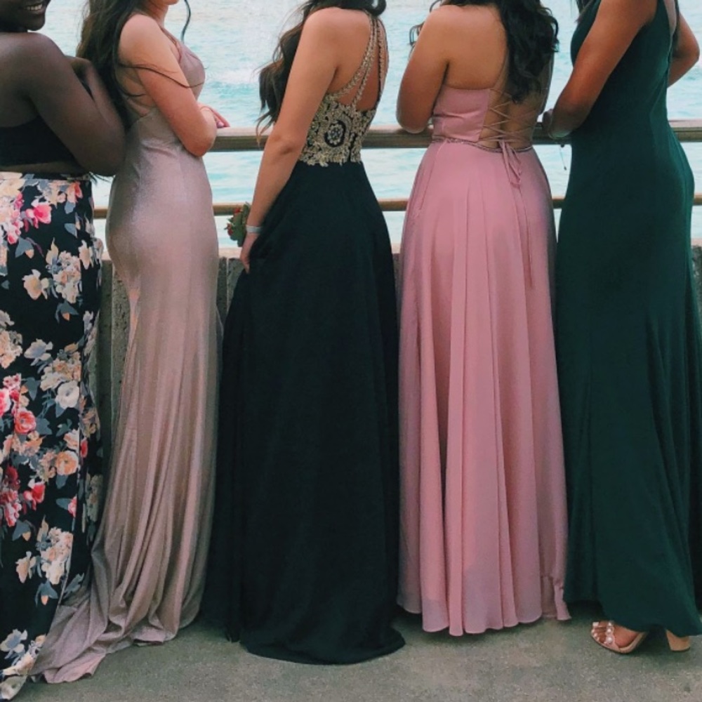 Prom dress size 2 can fit 1